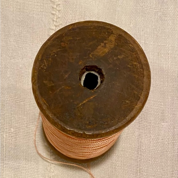 Vintage / antique wooden spool thread - unknown YD, pink shiny - Picture 2 of 3